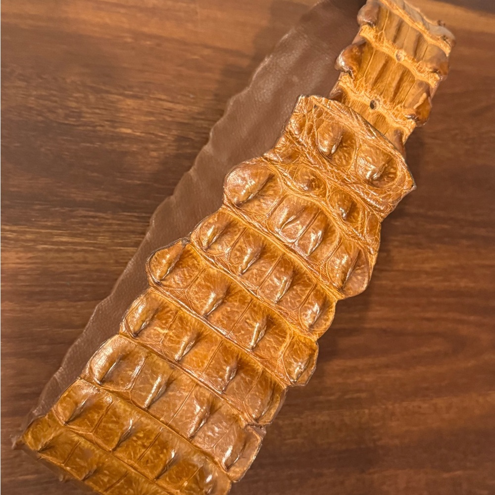 Elegant Tan Crocodile Leather Accent - Picture 4 of 4
